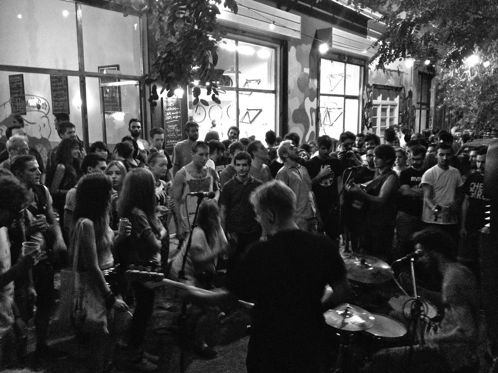VCA: 15 χρόνια πετάλι και punk στην οδό Μελανθίου